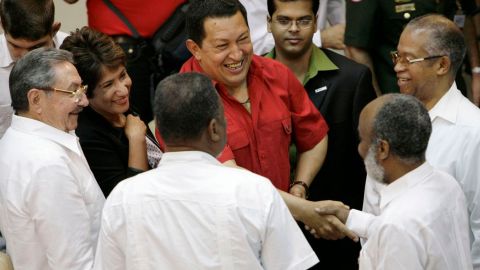 Los "Petroaliados" de Venezuela, están nerviosos por la muerte de Chávez, quien en la foto, departía con funcionarios de Haití.
