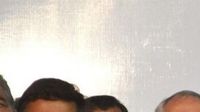 Henrique Capriles (en la foto, con todos sus colaboradores) parece ser el candidato natural de la oposición venezolana.