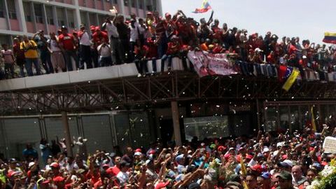 Tras un recorrido de horas por el paseo de los Próceres, el ataúd con el cuerpo de Hugo Chávez llegó a la Academia Militar de Caracas.