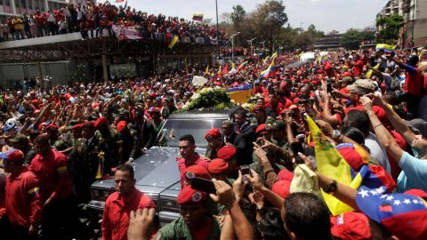 Tras un recorrido de horas por el paseo de los Próceres, el ataúd con el cuerpo de Hugo Chávez llegó a la Academia Militar de Caracas.