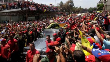 Tras un recorrido de horas por el paseo de los Próceres, el ataúd con el cuerpo de Hugo Chávez llegó a la Academia Militar de Caracas.