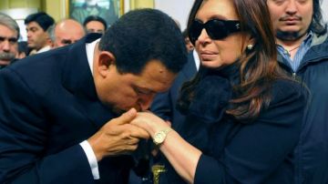 Los funerales de Chávez se realizarán el próximo viernes. En la foto, el fenecido mandatario besa la mano de  Fernández durante el sepelio de su esposo.