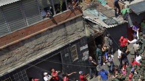 El féretro del difunto presidente de Venezuela, Hugo Chávez, es acompañado por cientos de seguidores ayer,  en Caracas.