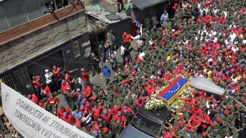 El féretro del difunto presidente de Venezuela, Hugo Chávez, es acompañado por cientos de seguidores ayer,  en Caracas.