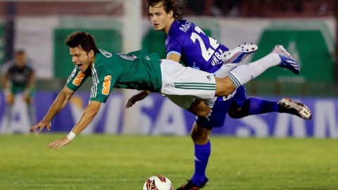 Kleber, jugador del Palmeiras, vuela después de pelear por el balón con el jugador de Tigre, Lucas Orban, en el juego de la Copa Libertadores.