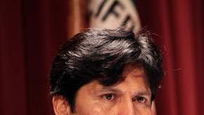 El Senador Kevin de León (i), dio su respaldo a Eric Garcetti, que debe ir a una segunda vuelta electoral donde se elegirá al próximo alcalde de Los Ángeles.