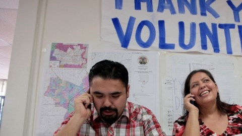 La Presidenta de la Junta Escolar Mónica García (d) y voluntarios de la campaña, el día de las elecciones en la sede de campaña en el área de Boyle Heights en Los Ángeles.