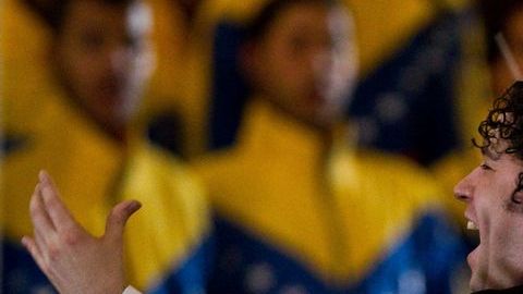 El director de la Orquesta Filarmónica de Los Ángeles, el venezolano Gustavo Dudamel asistirá al funeral de Hugo Chávez.