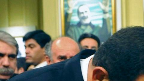 A través de su cuenta de Twitter, la presidenta argentina Cristina Fernández recordó al mandatario venezolano. "Hombres como Chávez no se mueren nunca", dijo.