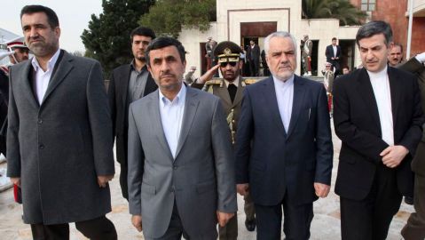 Asistirán a funerales de Chávez 33 jefes de Estado. En la foto, el presidente de Irán, Mahmoud Amadinejad, antes de volar a Caracas.