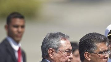 Castro fue recibido en el aeropuerto de Maiquetía, que sirve a Caracas, a las 14.15 hora local (19.45 GMT), por el ministro de Exteriores venezolano, Elías Jaua.