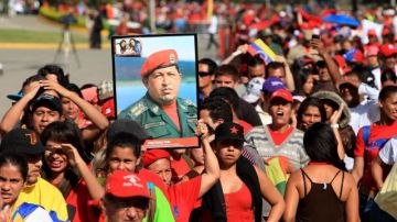 Los primeros en formar la larga fila fueron los miles de venezolanos que acompañaron el traslado del féretro desde el Hospital Militar, donde Chávez falleció el martes.
