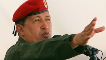 El cuerpo del presidente de Venezuela, Hugo Chávez, fue vestido con la boina roja que utilizaba en muchas ocasiones y su uniforme militar.