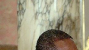 En esta foto de archivo se ve al congresista Gregory Meeks, saludando al presidente peruano Alan García.