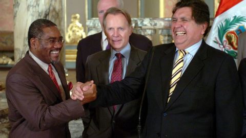 En esta foto de archivo se ve al congresista Gregory Meeks, saludando al presidente peruano Alan García.