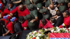 Detalle del féretro del fallecido presidente de Venezuela, Hugo Chávez, acompañado por cientos de seguidores en calles de Caracas.