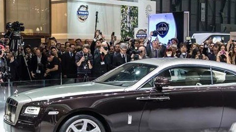 El nuevo Wraith, de Rolls-Royce cuenta con una estética de líneas agresivas