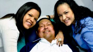 Con esta foto del mandatario junto a sus hijas, en La Habana, se intentó dar la impresión de que la salud de Chávez mejoraba.