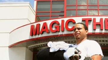 El presidente Hugo Chávez le ofreció a Estados Unidos dinero en efectivo y combustible a los habitantes de Nueva Orléans tras el paso del huracán Katrina. La propuesta fue rechazada por considerar que tenía objetivos políticos.