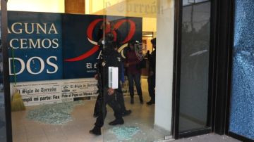 Varios policías inspeccionaban la sede del diario mexicano 'El Siglo de Torreón' después de un ataque el miércoles en Torreón, México.