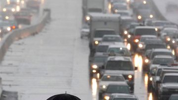 Carreteras resbaladizas o visibilidad reducida son algunos de los peligros que acechan a los conductores cuando hace mal tiempo.