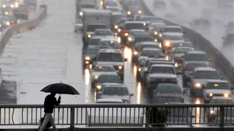 Carreteras resbaladizas o visibilidad reducida son algunos de los peligros que acechan a los conductores cuando hace mal tiempo.
