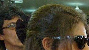 Peña Nieto mejora su nivel de aprobación, según encuesta, a 100 días de su mandato. En la foto se le ve dando el pésame a las hijas de Hugo Chávez en Venezuela.