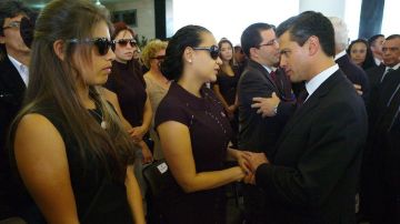 Peña Nieto mejora su nivel de aprobación, según encuesta, a 100 días de su mandato. En la foto se le ve dando el pésame a las hijas de Hugo Chávez en Venezuela.