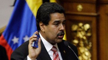 Con la Constitución venezolana en la mano, Maduro pidió la realización inmediata de elecciones presidenciales.