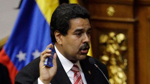 Con la Constitución venezolana en la mano, Maduro pidió la realización inmediata de elecciones presidenciales.