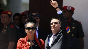 La hija del presidente venezolano Hugo Chávez, Maria Virginia, y su marido el ministro de Ciencia y Tecnología, Jorge Arreaza, asisten al funeral de estado del mandatario hoy, viernes 8 de marzo de 2013, en la Academia Militar de Caracas (Venezuela)