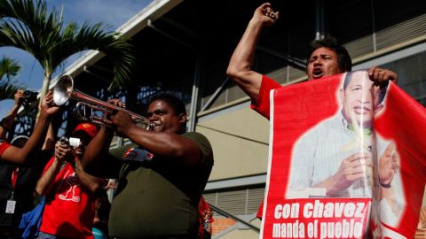 Venezolanos llamados "chavistas" mantienen el ánimo mientras este viernes esperan en fila para poder ofrecer sus respetos al cuerpo del presidente Hugó Chávez.