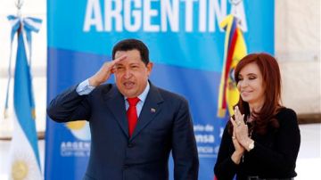 Apenas se enteró de la muerte de Chávez, la presidenta Fernández de Kirchner canceló su agenda oficial de esta semana, decretó tres días de duelo nacional en Argentina y preparó su viaje a Caracas.