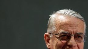 El cónclave comenzará entre el 11 y el 13 de marzo, aseguró hoy el portavoz vaticano, Federico Lombardi (izq).