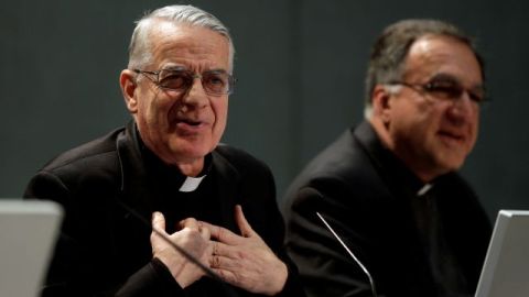 El cónclave comenzará entre el 11 y el 13 de marzo, aseguró hoy el portavoz vaticano, Federico Lombardi (izq).