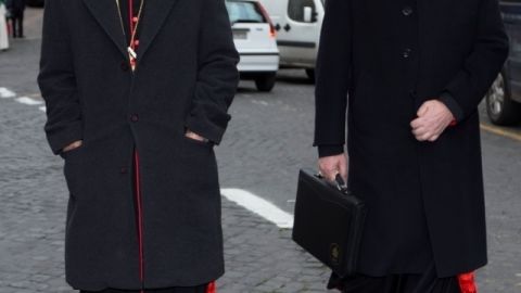 Cardenales Jean-Baptiste Pham Minh Man (i) y Giuseppe Betori.
