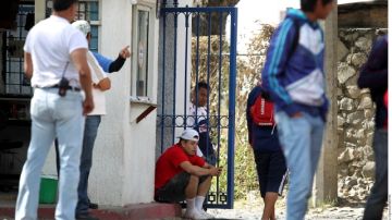 Chivas sigue estricto ante sus barras y ayer le prohibieron la entrada al entrenamiento a algunos de sus seguidores.