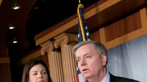 El senador  Lindsey Graham, (R-SC) habla a los reporteros sobre la captura del yerno de Osama ben Laden,  Sulaiman Abu Ghaith.