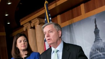 El senador  Lindsey Graham, (R-SC) habla a los reporteros sobre la captura del yerno de Osama ben Laden,  Sulaiman Abu Ghaith.