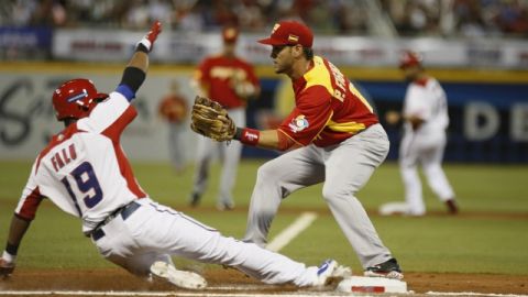 Irvin Falú se barre a salvo en segunda base en un intento de Paco Figueroa por ponerlo fuera.