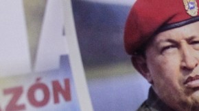 Una seguidora del presidente Hugo Chávez llora mientras muestra un afiche con su retrato en la Plaza Bolívar de Caracas.