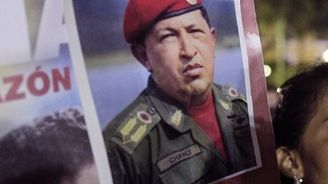 Una seguidora del presidente Hugo Chávez llora mientras muestra un afiche con su retrato en la Plaza Bolívar de Caracas.