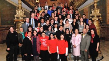 Foto de los senadores, representantes estatales y estudiantes, tras lograr victoria de pasar la ley en el Capitolio en Denver, Colorado.