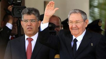 El presidente Raúl Castro -en la foto con el canciller venezolano, Elías Jaua- regresó a Cuba confiando en que la continuidad política y a la obra de Chávez llevarán a Venezuela por el rumbo correcto.