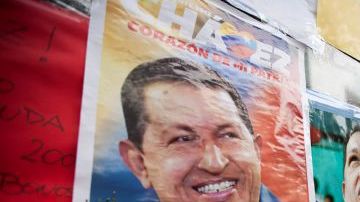 Las manifestaciones en apoyo al fallecido mandatario se mantienen en las calles venezolanas y en la de otros países como Argentina (en la foto).