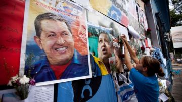Las manifestaciones en apoyo al fallecido mandatario se mantienen en las calles venezolanas y en la de otros países como Argentina (en la foto).