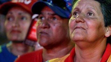 Simpatizantes de Maduro observan, mediante la televisión, la juramentación del funcionario como "presidente encargado" de Venezuela.