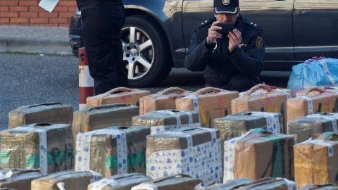 Un embarque de 12 toneladas de drogas incautado por la policía española en Madrid, adonde era transportado para su distribución en su distribución a países como Bélgica, Gran Bretaña, Francia y Holanda.