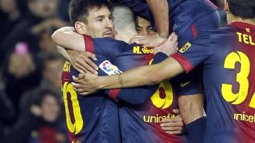 Leo Messi celebra con sus compañeros  su gol.