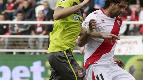 El 'Chori'  Domínguez (der.),  autor del primer gol de Rayo Vallecano, controla  el balón ante la marcación de    Christian   Stuani  de Espanyol.